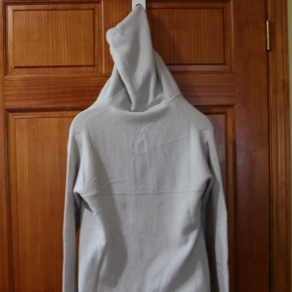 The Breed Gray Cashmere Deep V Sweater Hood Pockets Medium Luxury Layering Knit - Picture 7 of 12